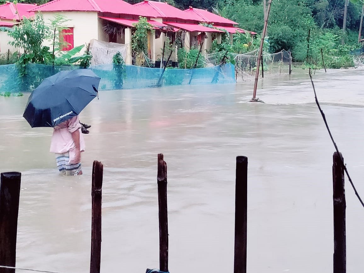 চট্টগ্রামের সীতাকুণ্ডে ভারি বর্ষণে ডুবেছে জঙ্গলভাটিয়ারী এলাকার পূনর্বাসনের জন্য নির্মিত ঘরগুলো। আজ সকালে তোলা